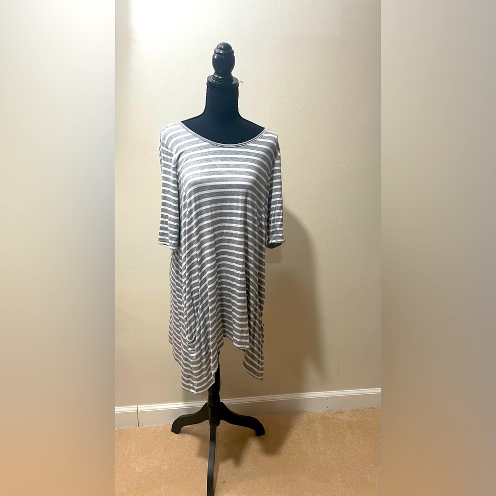 Gray and white scoop neck short sleeve Tunic with pockets!!